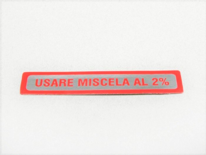 Red Sticker "usare miscela al 2% ", for Vespa 50S, 125 PV-ET3, GT-GTR 125, Super, TS, 150 Sprint Veloce, Rally, PX, PE, l 55mm, w 10mm